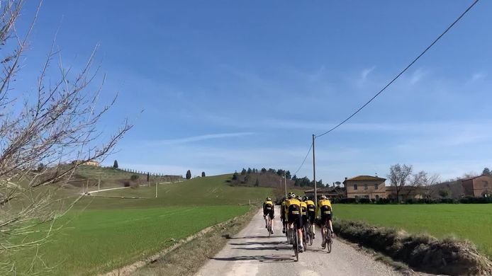 Van Aert met zijn ploegmaats bij de verkenning van het parcours van de Strade Bianche.