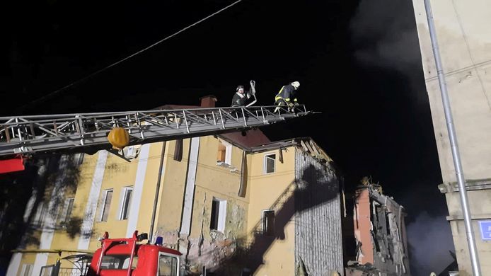 De brandweer probeert het brandende appartementsgebouw in Charkiv te blussen.