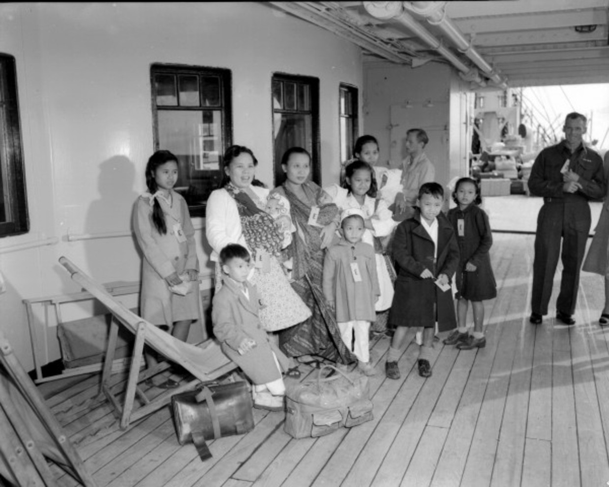 Opvarenden van stoomschip Ranchi in 1950, onderweg van Indonesië naar Nederland. Beeld Ben van Meerendonk / AHF / Internationaal Instituut voor Sociale Geschiedenis, Amsterdam