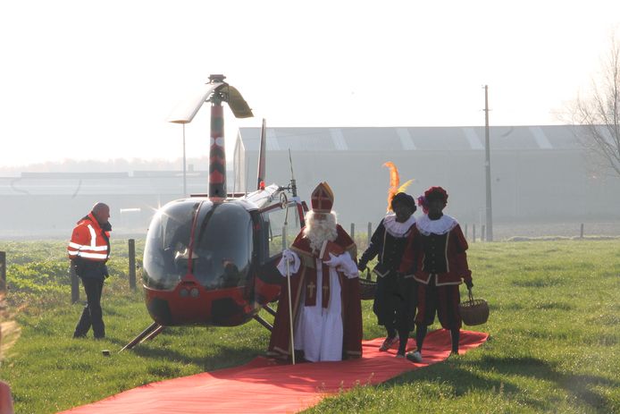 Intrede van de Sint met de helikopter bij basisschool De Talententuin in Lendelede.