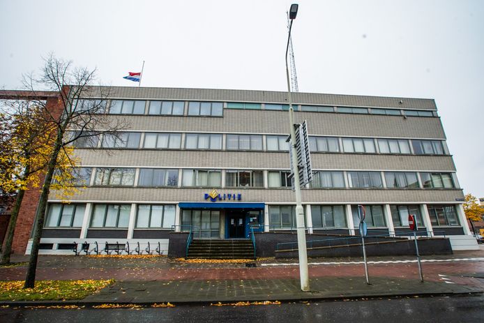 De vlag halfstok op het politiebureau in Helmond, na een ongeval waarbij een agent om het leven kwam.