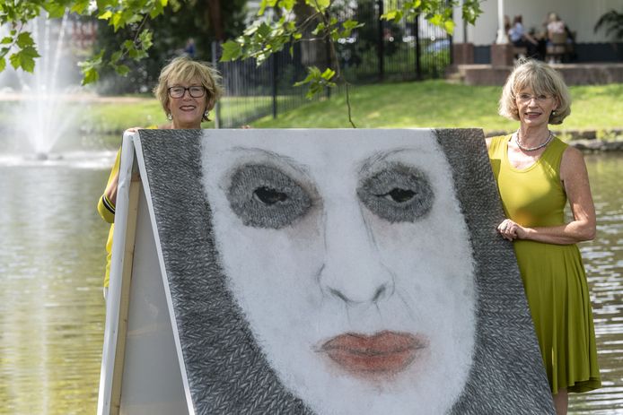 Bestuursleden Jeannette Lodeweges (links) en Janneke Oude Alink van Stichting Bernhards Ontmoeting.