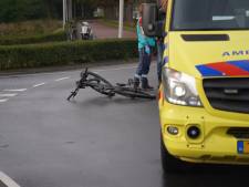 Fietsster slaat over de kop na aanrijding op een rotonde in Nijmegen