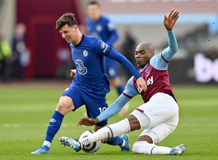 Mason Mount in duel met Angelo Ogbonna.