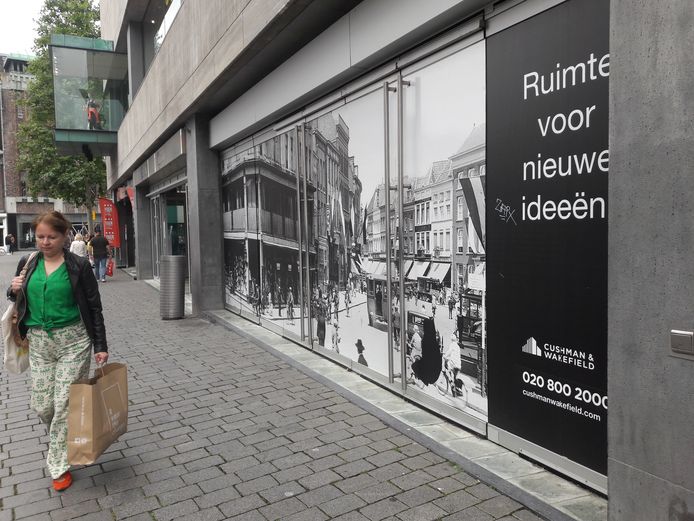 Bij de ingang van de voormalige V&D wordt gevraagd om nieuwe ideeën. Ward van Hoeckel stelt voor om een fietsstalling te installeren in het voormalige Hudson's Bay-pand even verderop.