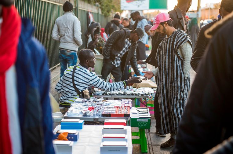 Migranten verkopen gsm's op een straathoek in de Marokkaanse hoofdstad Rabat Beeld AFP