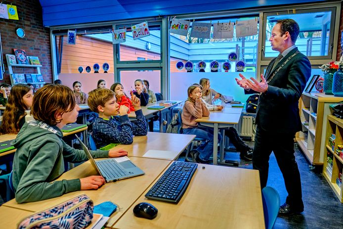 Burgemeester Van Hemmen geeft een gastles politiek aan de leerlingen van groep acht van de ‘s-Gravendeelse basisschool De Bouwsteen.