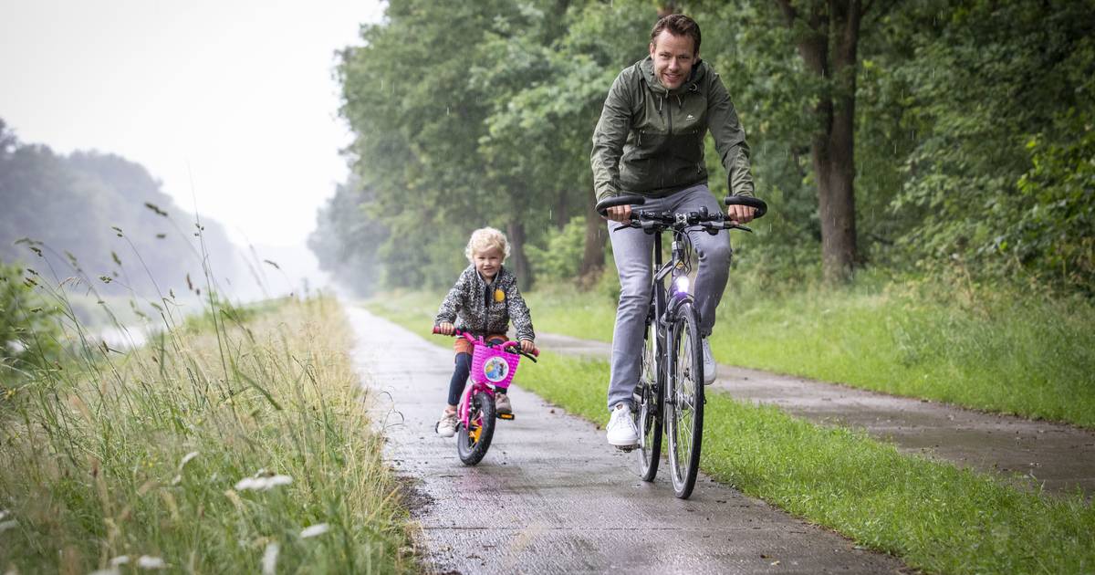 Vernieuwd fietspad langs Almelo-Nordhornkanaal officieel geopend: ‘Dit is een verrijking’
