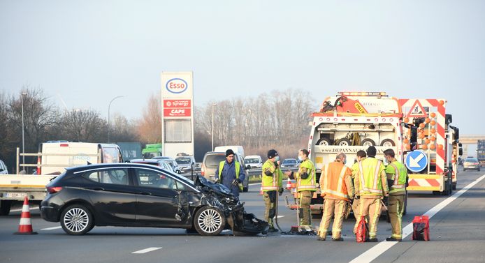 Door de botsing was alleen nog maar de linkerrijstrook van de E403 vrij in de richting van Brugge.