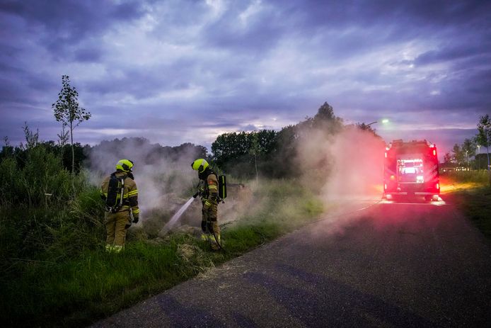Langs de parallelweg van de A2 tussen Liempde en Best waren twee hooibalen in brand gestoken door onbekenden. De brandweer kon het vuur snel blussen.