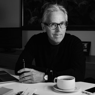 Journalist en ondernemer Derk Sauer (1952-2025) was een moedig en gelukkig mens, met een groot talent: hij kreeg dingen voor elkaar