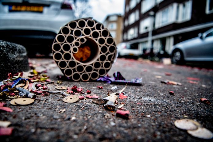 Vuurwerkresten op straat. Het kabinet gaat het consumentenvuurwerk enigszins aan banden leggen.