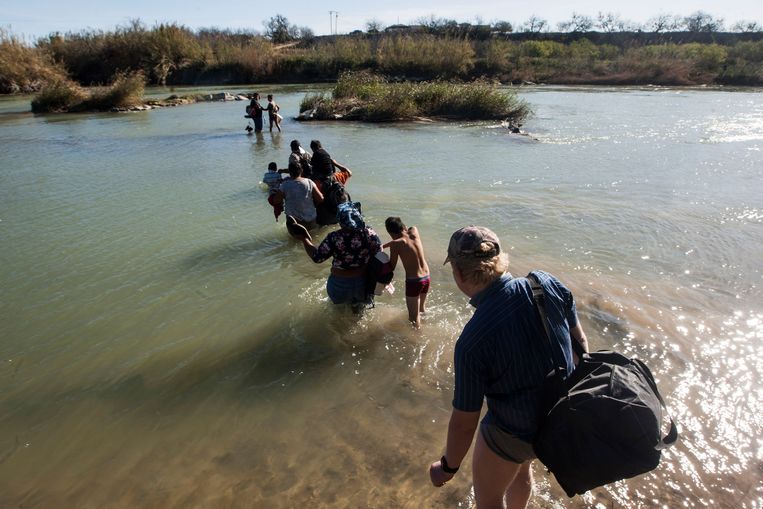 Midden-Amerikanen steken de Rio Grande over van Mexico naar de Verenigde Staten, 2019. Beeld Julio Cesar Aguilar / AFP