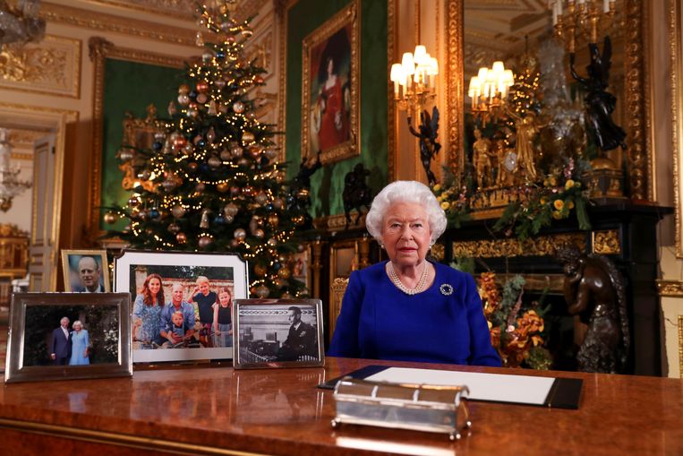 De Britse koningin Elizabeth leest haar kerstboodschap voor. Beeld REUTERS