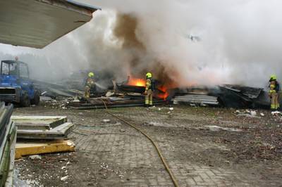 Isolatiemateriaal vat vlam op opslagterrein, mogelijk door vuurwerk