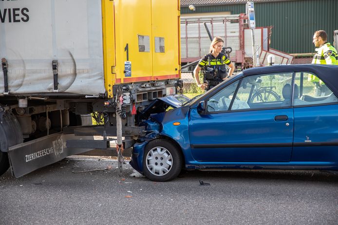 Een auto en een vrachtwagen zijn dinsdagochtend gebotst op de Wouwbaan in Roosendaal.