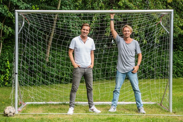 Niels Destadsbader en Regi scoren momenteel een zomerhit met 'De Wereld Draait Voor Jou'.