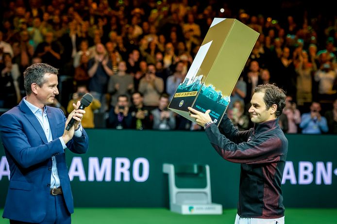 Roger Federer met toernooidirecteur Richard Krajicek.

foto/credit: Jan Kok