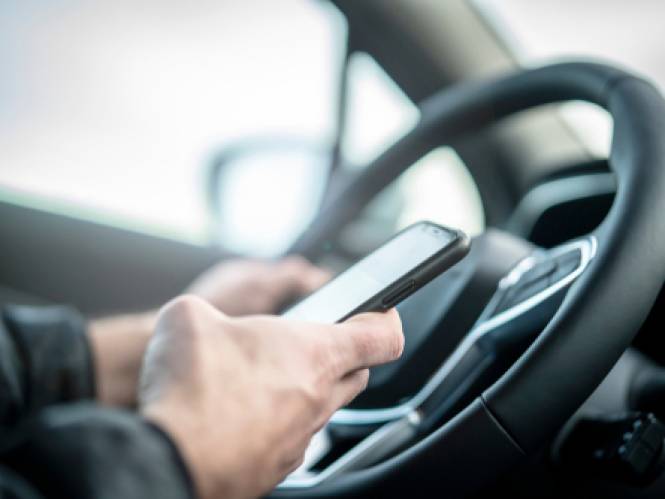 Hou het gsm’en maar voor na de rit: bestuurders kunnen rijbewijs tijdelijk onmiddellijk kwijtspelen 