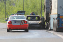 De politie onderzoekt in 2012 een uitgebrande wagen op de parking Halle op de E19 in Halle na een overval op de koerier die dienstencheques vervoerde.