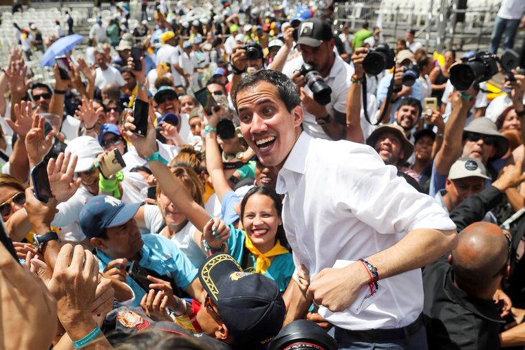 Juan Guaidó en zijn aanhangers Beeld EPA