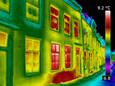 Bij een warmtescan maakt een speciale camera zichtbaar op welke plekken de meeste warmte (en dus energie) uit een huis weglekt.