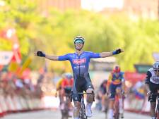 Marijn van den Berg moet in Vuelta na valpartij in chaotische slotfase etappezege aan Kaden Groves laten

