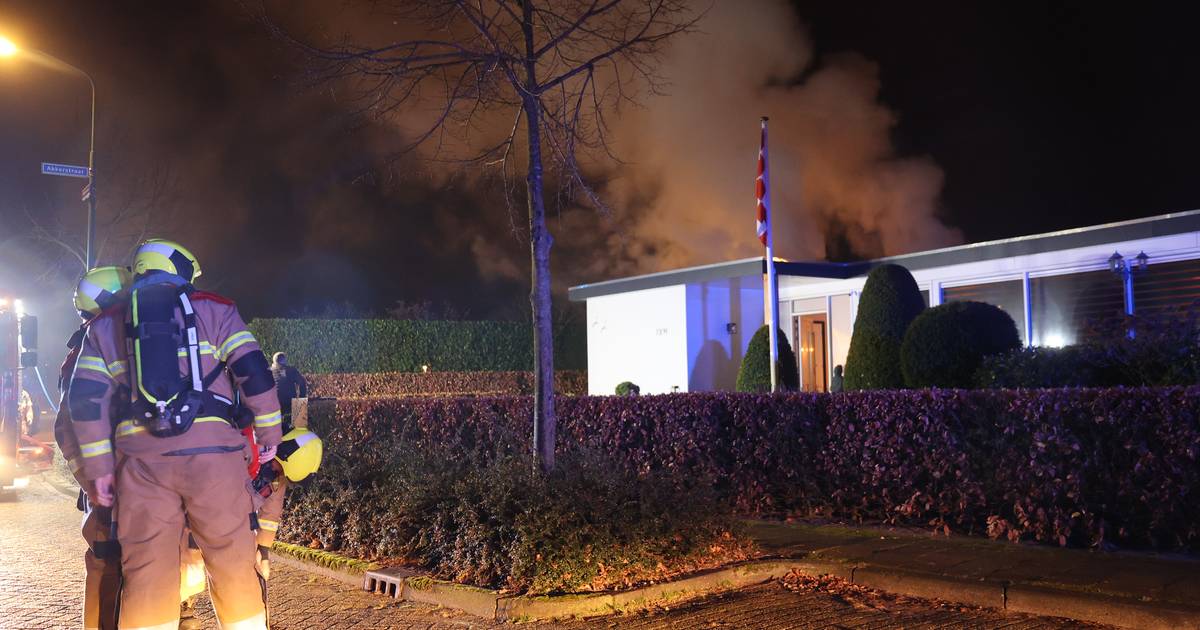 Twee auto's uitgebrand in garage Nuland, vuur slaat niet over naar naastgelegen woning