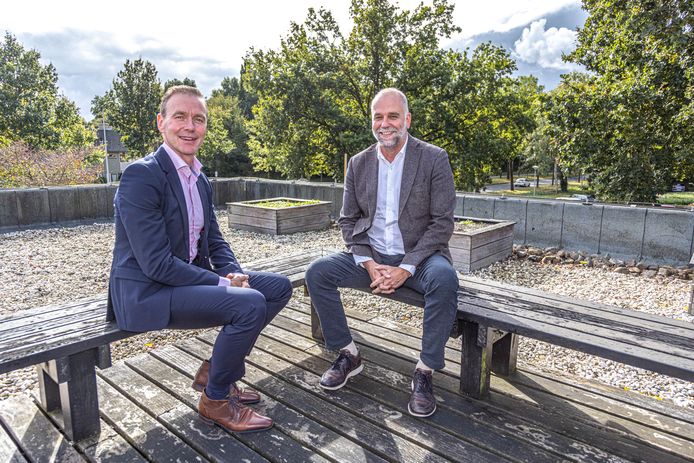 Frank Kodden (bestuurder Driezorg) en rechts naast hem Marco van Alderwegen (bestuurder Zonnehuisgroep IJssel-Vecht) kwamen samen tot een fusie van hun zorgorganisaties.