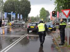 Man slaat met handboeien om op de vlucht voor agenten na ongeval met verschillende auto's 