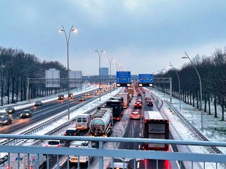 Rijkswaterstaat: drukste ochtendspits sinds 2019, eerste sneeuwschuivers van deze winter ingezet