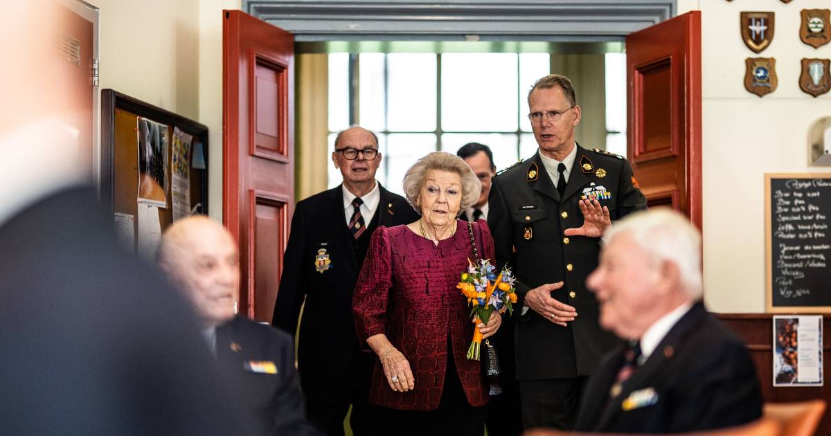 Prinses Beatrix bezoekt na skiongeluk alsnog militair rusthuis Bronbeek: ‘U maakte het even spannend’.