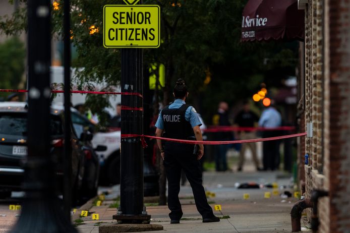 De politie is aanwezig op de plek waar de schietpartij plaatsvond in Chicago.