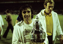 Willy van der Kuijlen met de KNVB-beker van 1974: hij maakte een hattrick in de finale tegen NAC Breda.