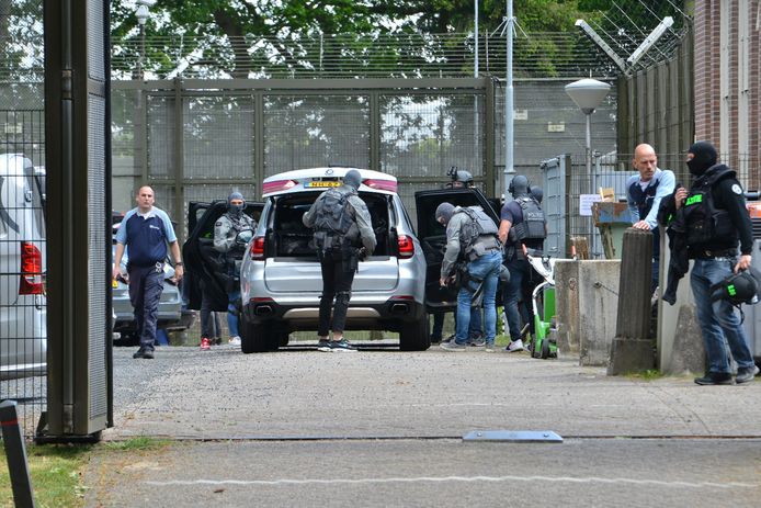Een arrestatieteam van de politie moest er aan te pas komen om de medewerker van de jeugdgevangenis te bevrijden en de jongeren vast te nemen.