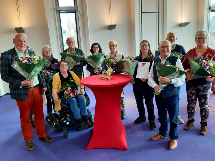 De nieuwe burgeradviseurs van Vlissingen en Middelburg poseren met felicitatieboeketten in het stadhuis van Vlissingen. Rechts docenten Anneke Bouman, Ad de Witte (achtergrond) en Wilfried Staelens. Links naast hem Hannie de Pooter.