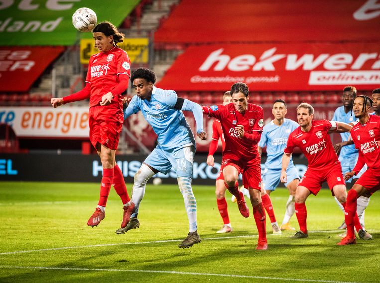 FC Twente (rood shirt) en PSV (lichtblauw) hebben Toto als mouwsponsor. Beeld Jiri Büller / de Volkskrant