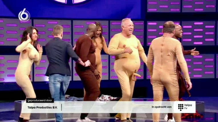 De SBS-kandidaten liepen uiteindelijk in een ‘naaktpak’ met hun schuimrubber piemels en borsten te shaken.  Beeld screenshot, Renate van der Bas
