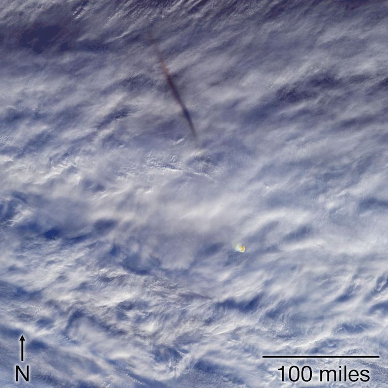 Satellietbeeld van de grote meteoor en het punt van explosie.