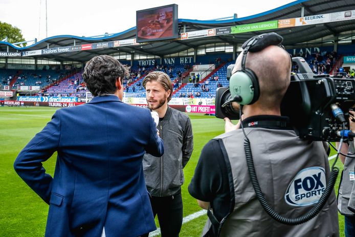 Schöne voor de camera van FOX Sports tijdens Willem II-Ajax.