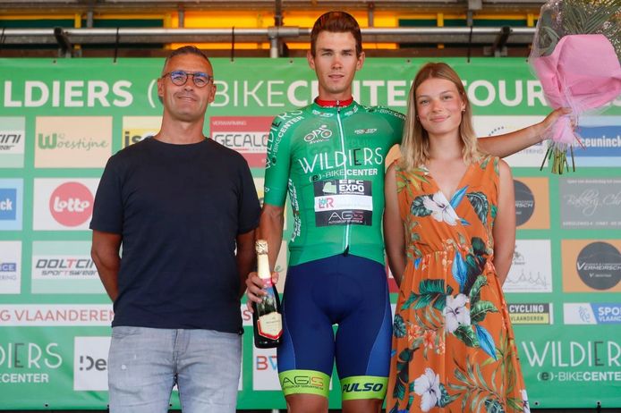 Luca De Meester in de groene trui van algemeen leider in de Ronde van Oost-Vlaanderen. Hij voert ook twee nevenklassementen aan.