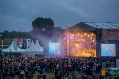Lange rijen bij Rijnweek, politie grijpt in bij vechtpartij in VIP-tent