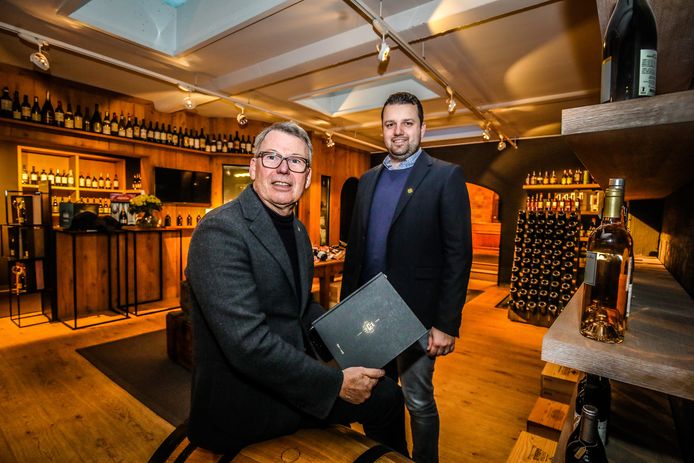 wijnhandel Feys  uit Brugge bestaat 200 jaar: Michel Van Acker en zijn opvolger Sebastien Vandaele