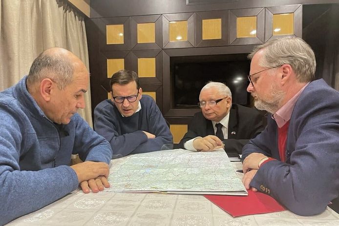 Van links naar rechts: Janez Jansa (Slovenië), Mateusz Morawiecki (Polen), Jaroslaw Kaczynski (Polen) en Petr Fiala (Tsjechië).