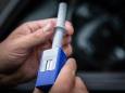Vrouw rent met zoontje langs de A16 na botsing, politie neemt positieve drugstest af