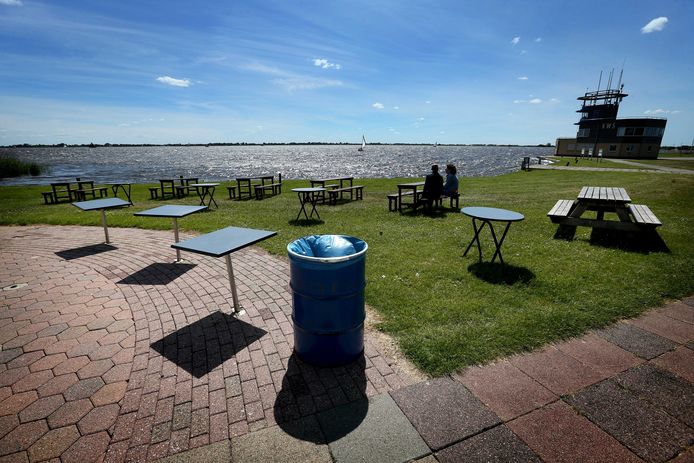 Een leeg terras bij het Sneekermeer, een dag voor de opening.