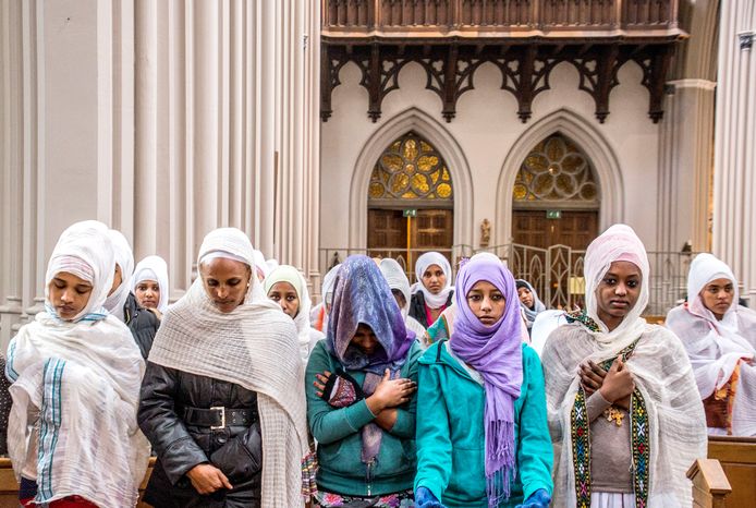 Eritreeërs uit heel Brabant komen op zondag naar Tilburg om hun geloof te belijden in de kerk op de Heuvel.