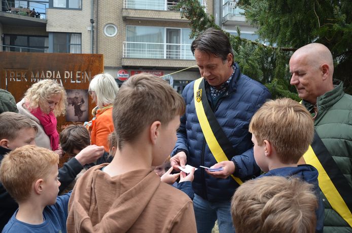 De officiële inhuldiging van het Trek Maria-plein in Denderhoutem. De kinderen kregen achteraf een bonnetje voor de kermis.