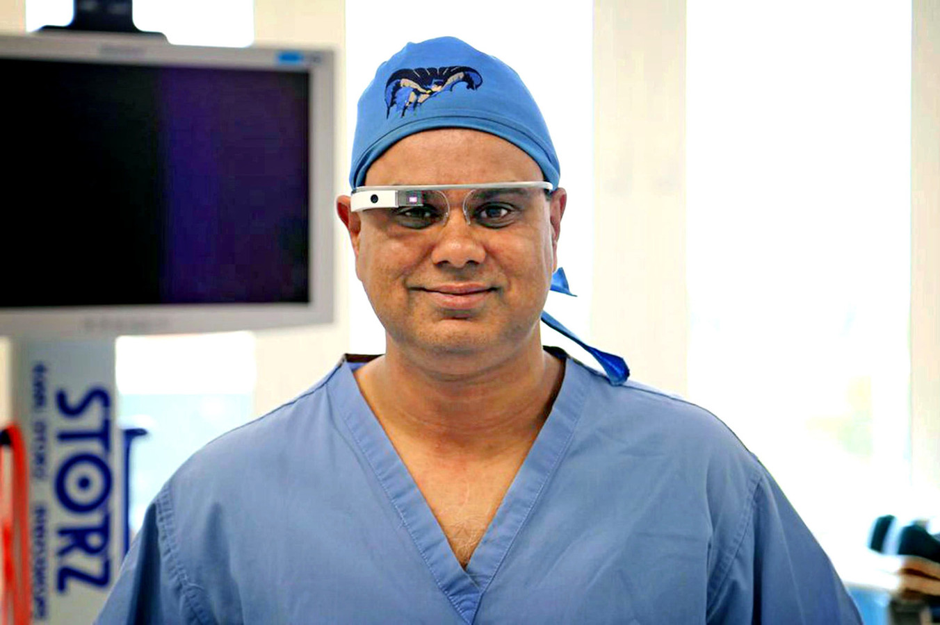 Met app en speciale bril in 3D meekijken met chirurg Shafi | Foto | AD.nl