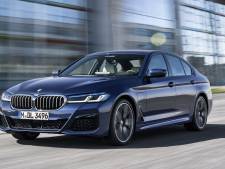 ‘Ik ben een dikke egoïst’: BMW beplakt omdat auto te veel parkeerruimte inneemt